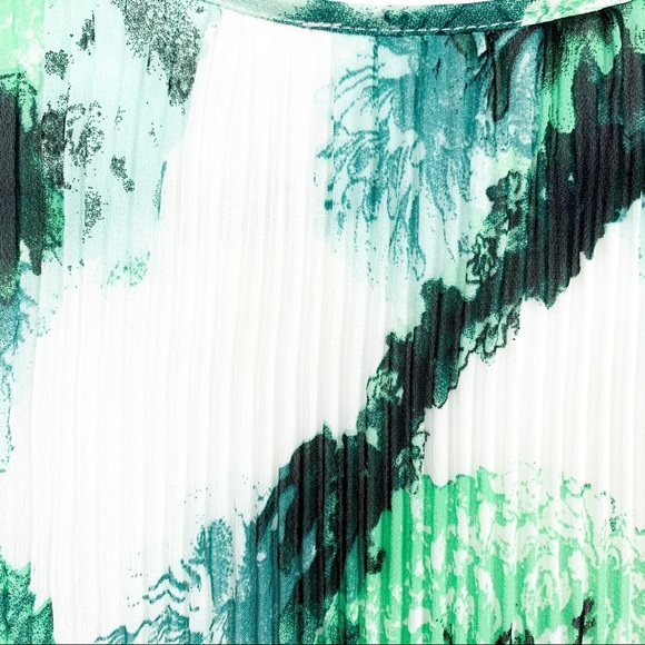 Cleo Asymmetrical Green Floral Blouse - Picture 9 of 12